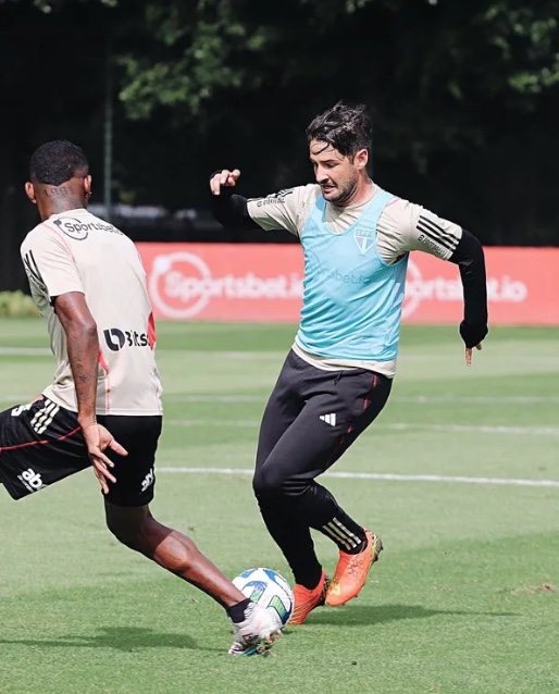 Pato faz primeiro treino com o elenco do São Paulo
