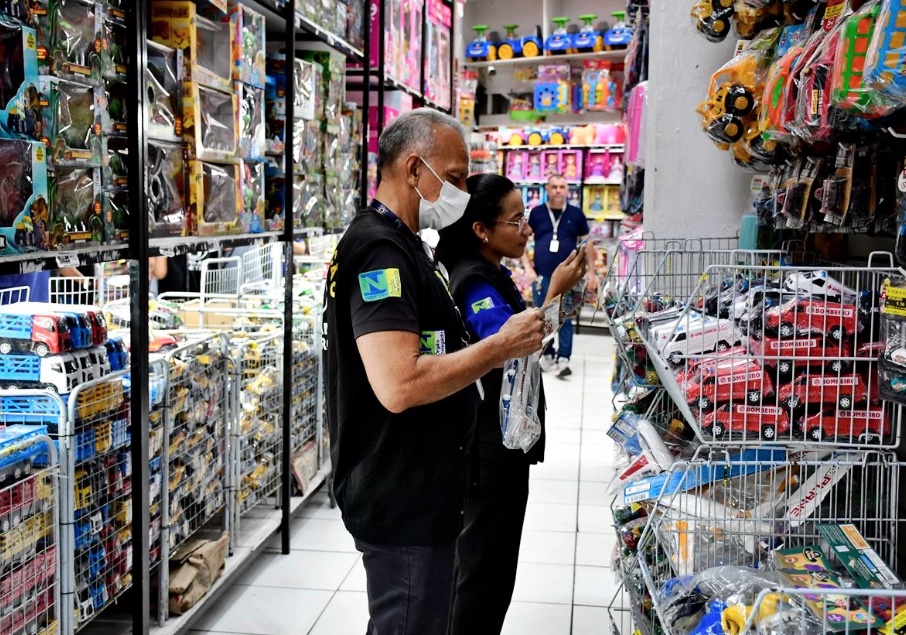 Cerca de 1,3 mil brinquedos proibidos pelo Inmetro são recolhidos em Manaus