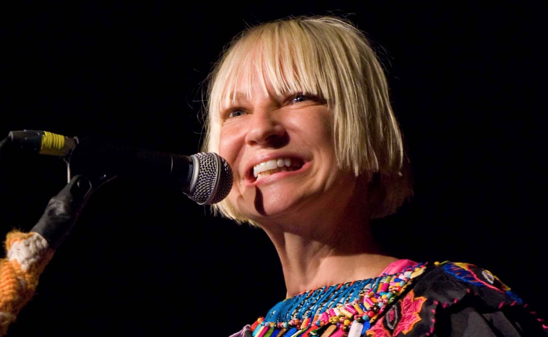 Cantora Sia revela que foi diagnosticada com autismo