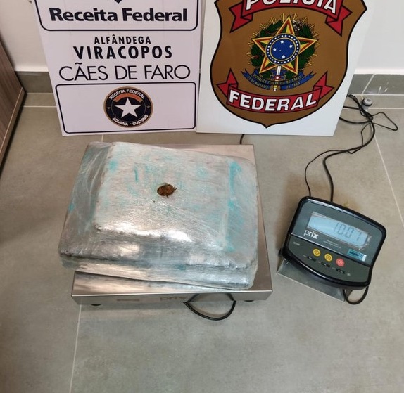 Passageira é presa após embarcar em Manaus com mala recheada de drogas