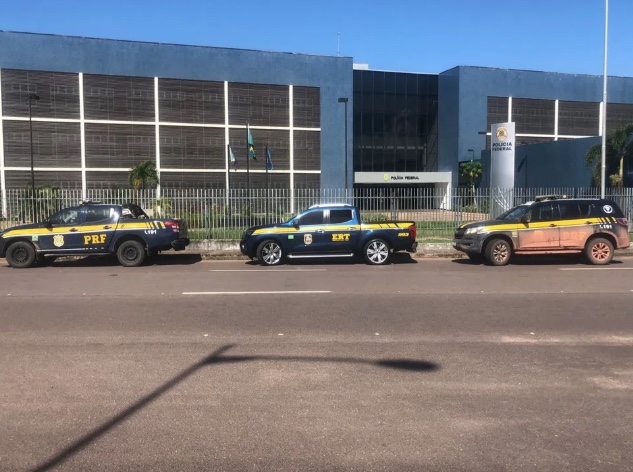 Homem é preso por adesivar caminhonete como viatura da PRF