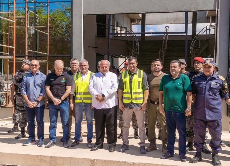 Menezes acompanha Wilson Lima em visita ao novo Batalhão da Rocam