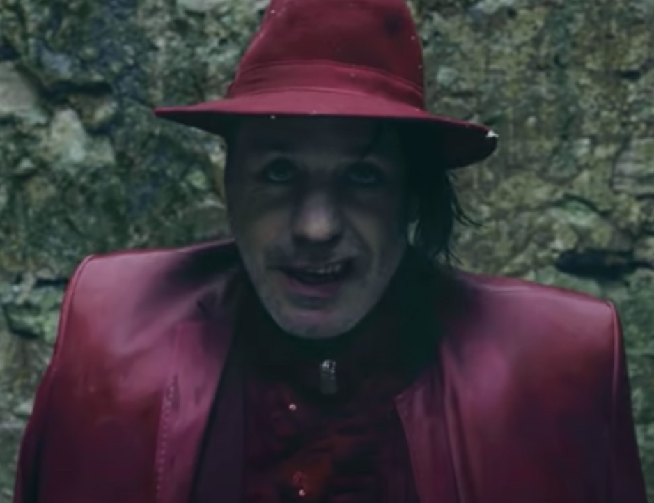 Vocalista da banda Rammstein é acusado de dopar fãs para sexo 