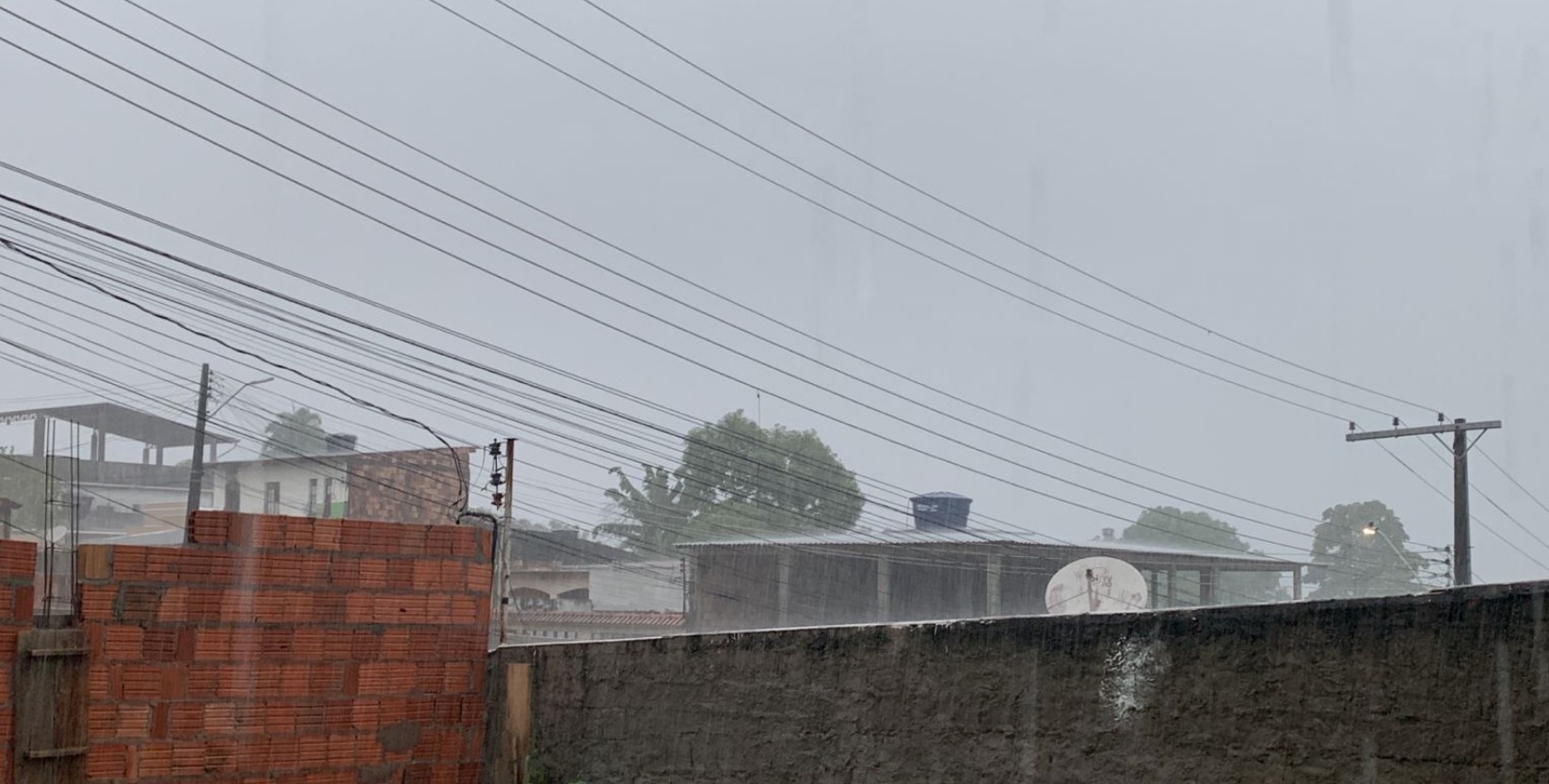 Manaus amanhace sob forte chuva e ventania neste sábado 