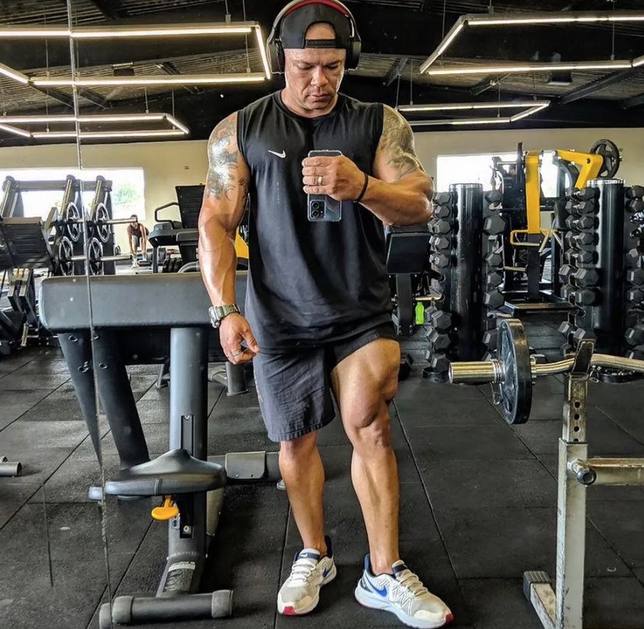 Treinador passa mal durante exercício e morre em academia