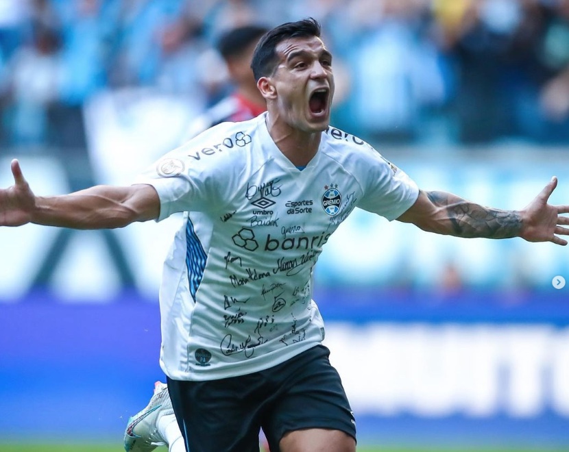 Grêmio vence São Paulo de virada e entra no G4 do Brasileirão