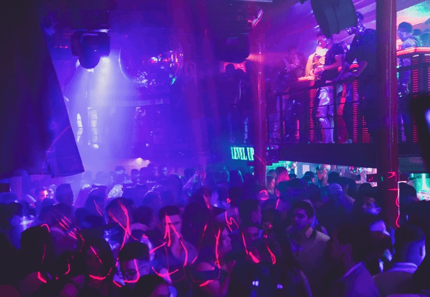 Cliente agredida ao sair de casa noturna deverá ser indenizada