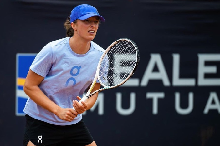 Adversária abandona, e Iga avança às quartas em Roland Garros em 31 minutos