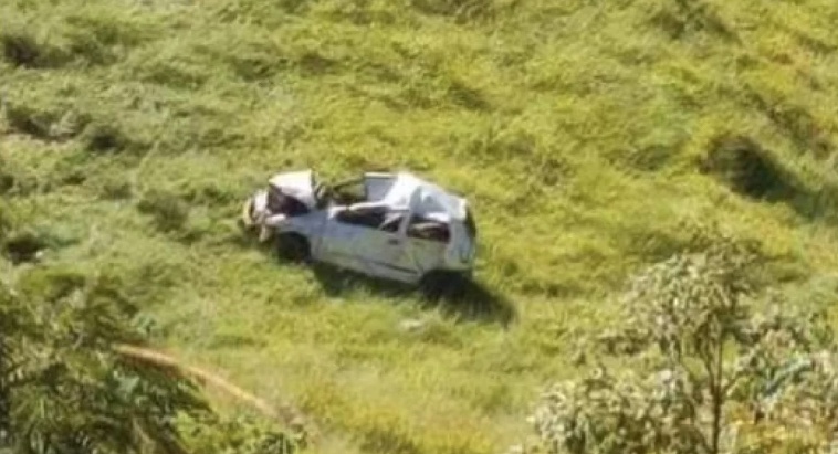 Homem é preso após prender namorada pelo cinto e jogar carro de precipício