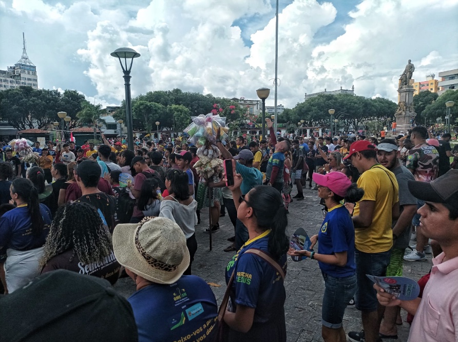 Multidão aguarda início da Marcha para Jesus no Centro de Manaus; veja fotos