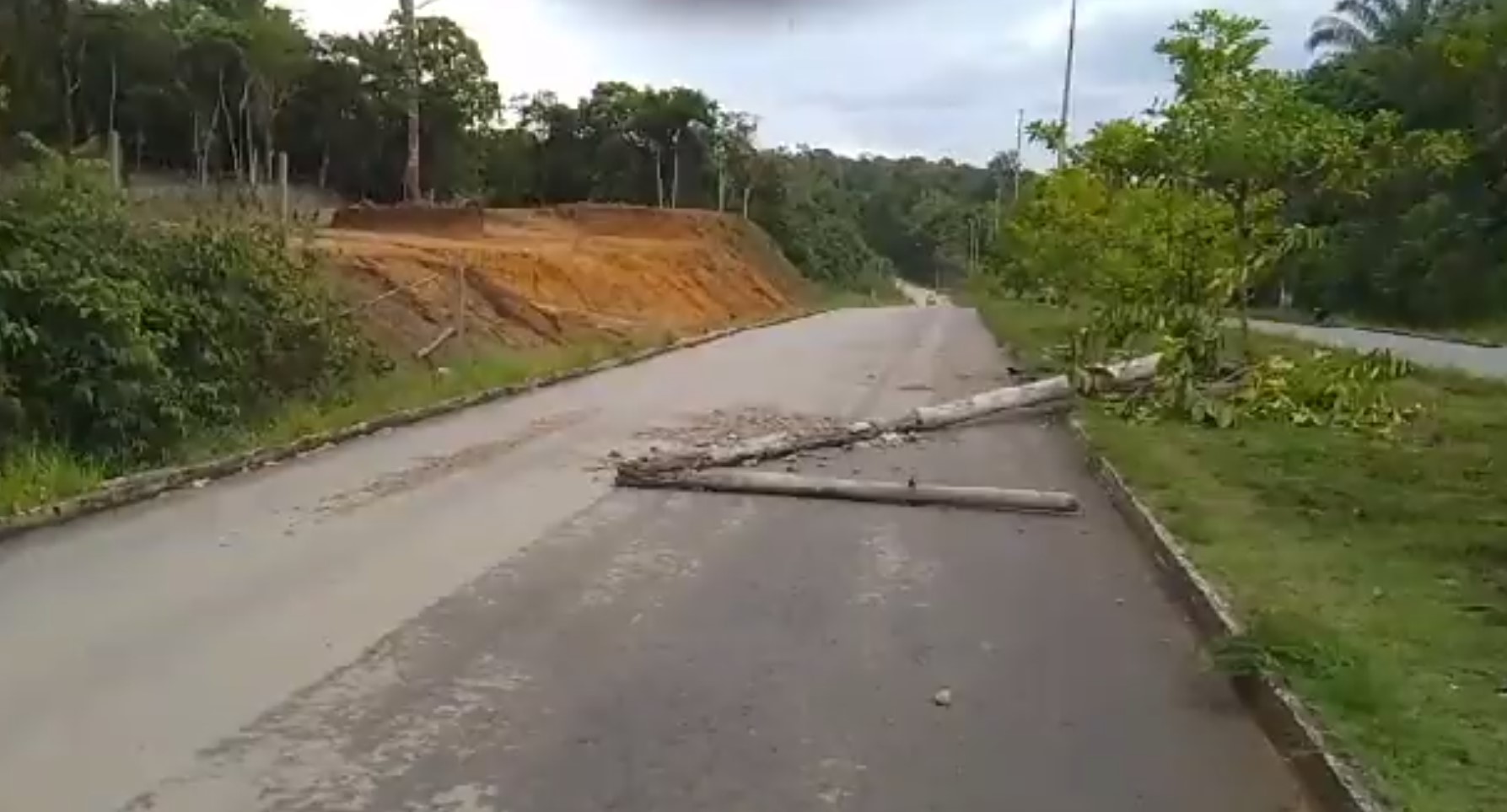 Carro derruba poste em acidente e motorista foge em Manaus