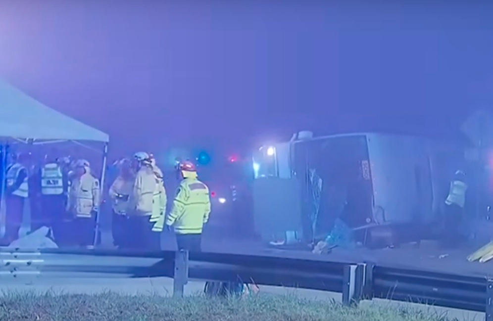 Ônibus com convidados de casamento capota e mata 10 pessoas