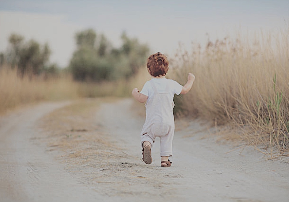 Bebê encontrado na rua ‘fugiu’ de casa enquanto família dormia, diz polícia