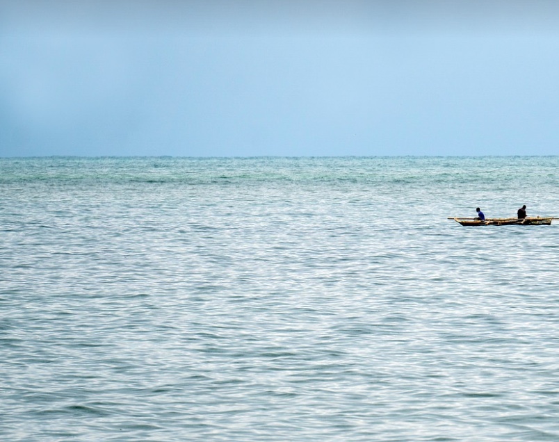 Barco que voltava de casamento afunda e mata mais de 100