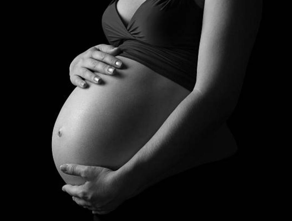 Mulher ‘contrabandeia’ esperma do marido preso e dá à luz a quadrigêmeos