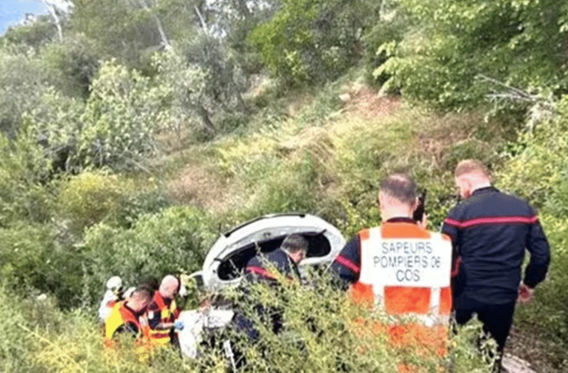 Após acidente, idosa de 70 anos fica presa em carro pendurado em penhasco