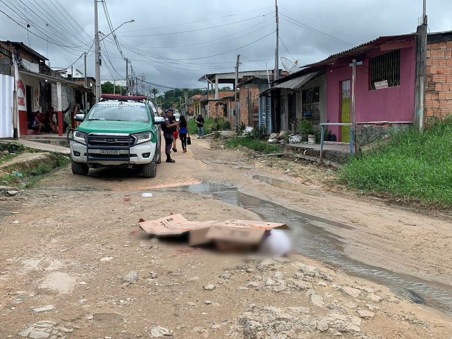 Homem é retirado à força de casa e assassinado a facadas em rua de Manaus