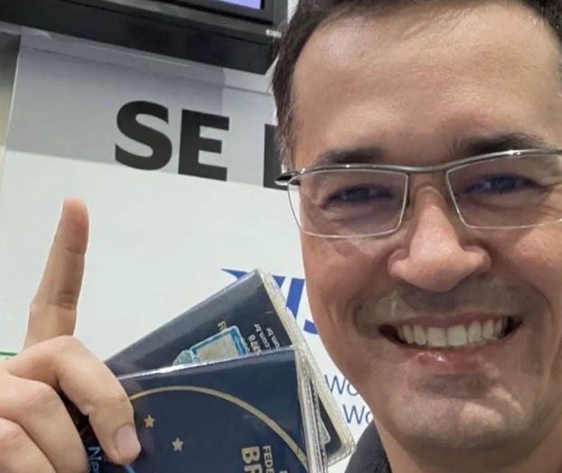 Deltan anuncia viagem aos EUA e redes falam em fuga, mas ele diz que retorna