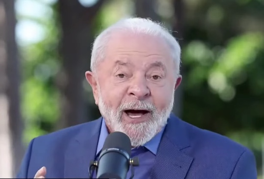 Lula ignora promessa, repete Bolsonaro e usa live oficial para ataques
