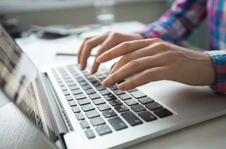 Mulher é condenada após ofender ex-marido e atual em rede social