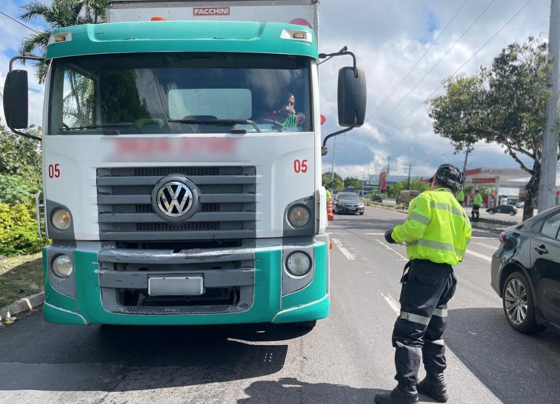 Operação ‘Carga Pesada’ flagra 37 veículos irregulares em vias de Manaus