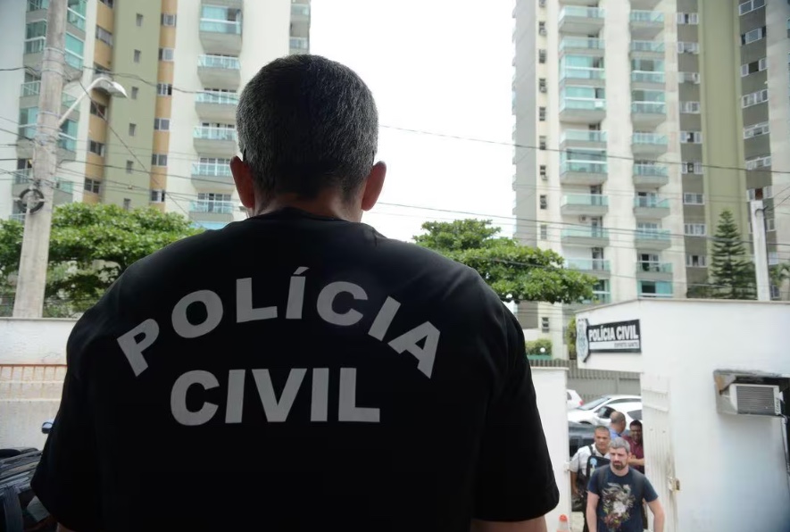 Homem finge ser policial e ameaça mulher que conheceu em aplicativo