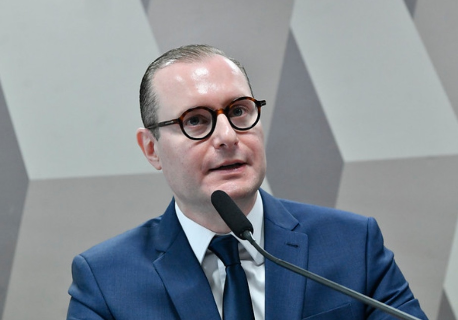 Zanin se defende em sabatina de ser chamado de 'advogado pessoal' de Lula