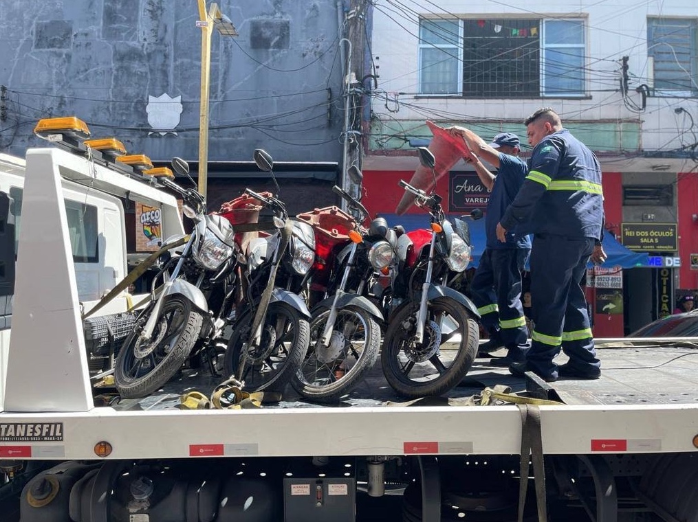 Carros e motos são guinchados durante operação no Centro de Manaus