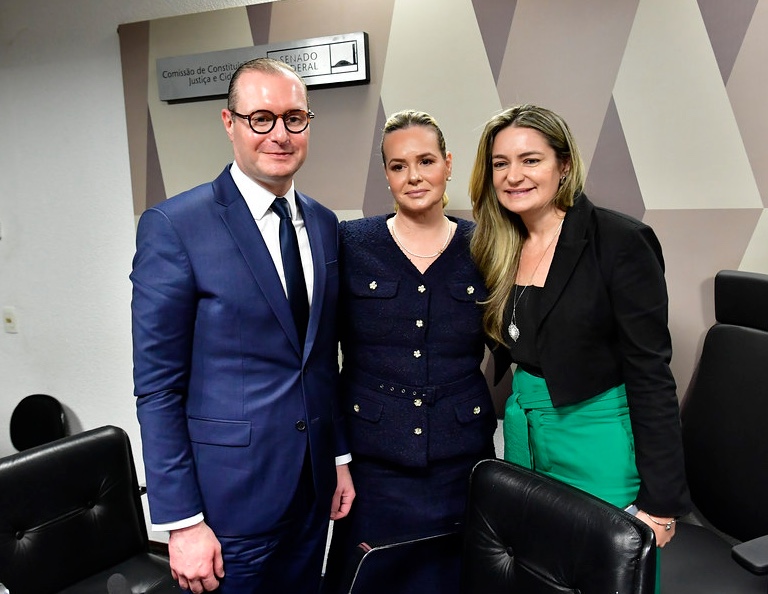 Ministros do STF parabenizam aprovação de Cristiano Zanin: ‘Brasil ganhará’