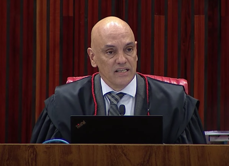 Moraes suspende julgamento do pedido de inelegibilidade de Bolsonaro