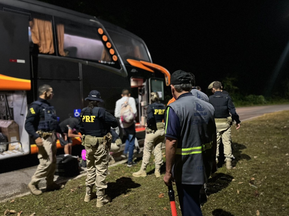 Blitz flagra transporte irregular de passageiros na BR-174 em Manaus