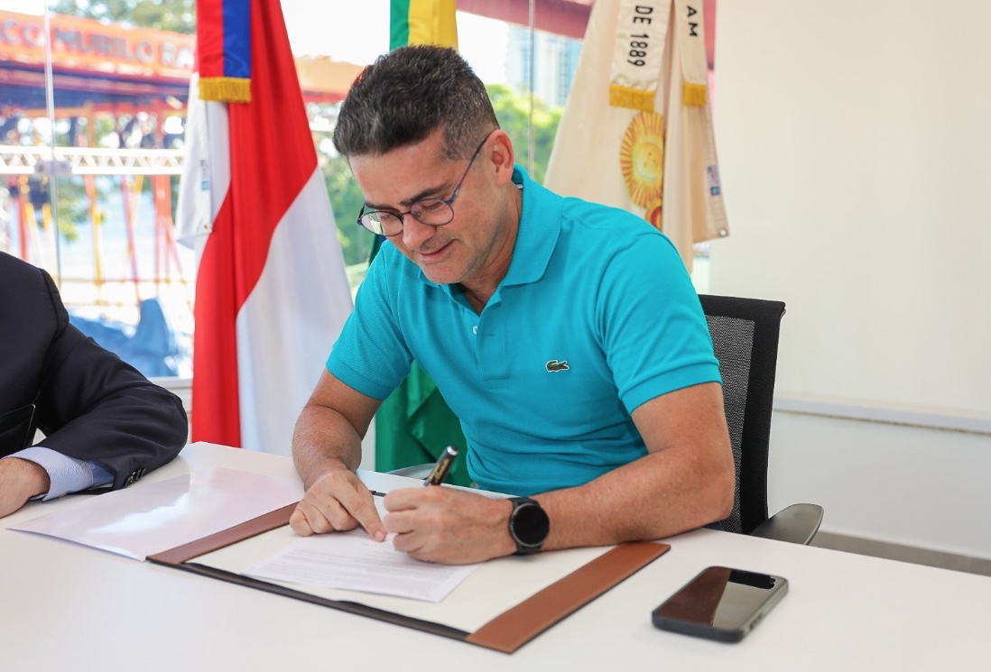 Prefeito de Manaus anuncia pagamento da parcela do 13º salário 