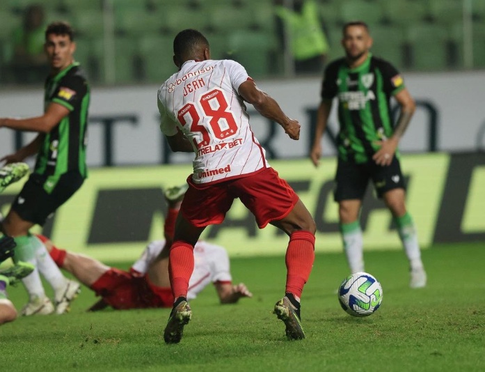 Internacional vence América-MG de virada e entra no G6 do Brasileirão