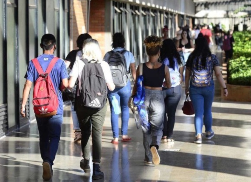 Reajustes das mensalidades deixam estudantes sem opção; entenda