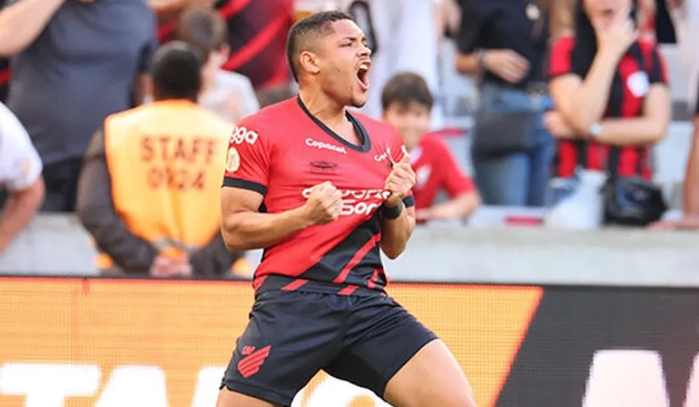 Vitor Roque assume vice-artilharia da Série A pelo Athletico
