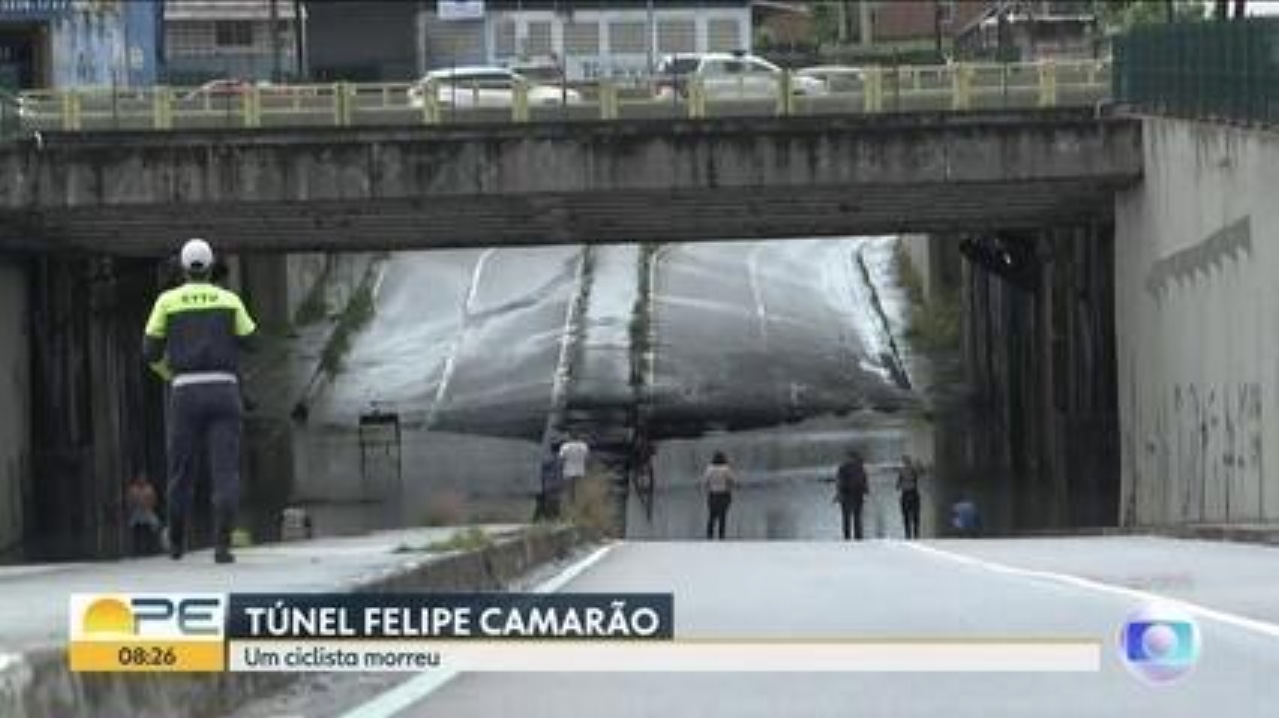 Ciclista morre ao passar por passagem subterrânea alagada