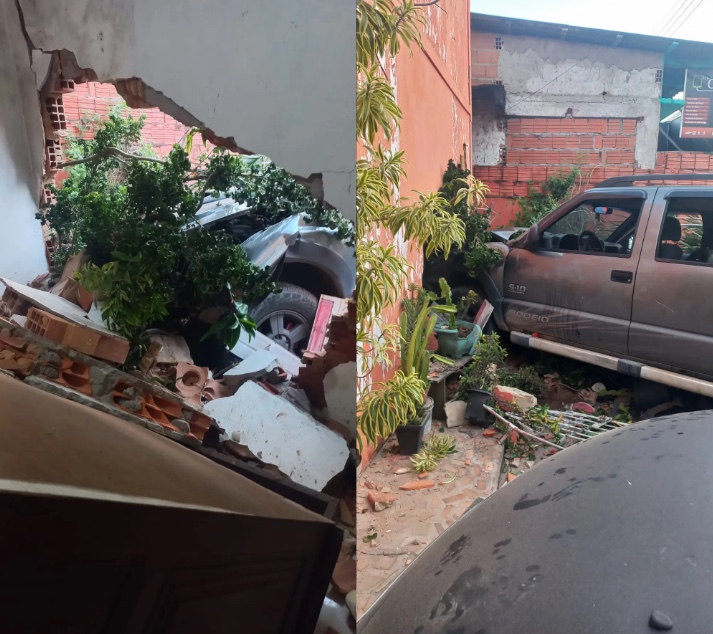 Desgovernado, carro com turistas invade casa em Parintins