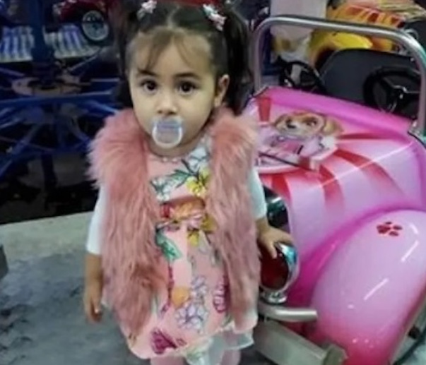 Criança morre após tentar pegar brinquedo e TV de tubo cair sobre ela