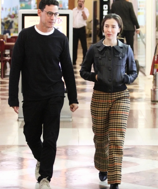 Marjorie Estiano faz rara aparição com namorado médico