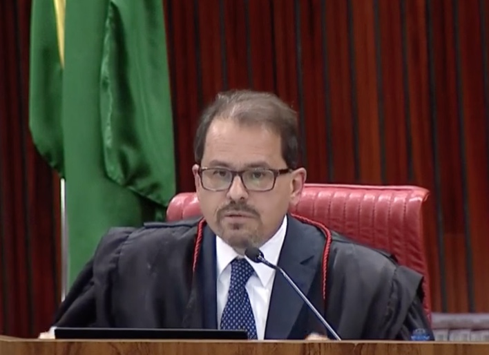 Ministro desempata e placar fica 2 a 1 para tornar Bolsonaro inelegível