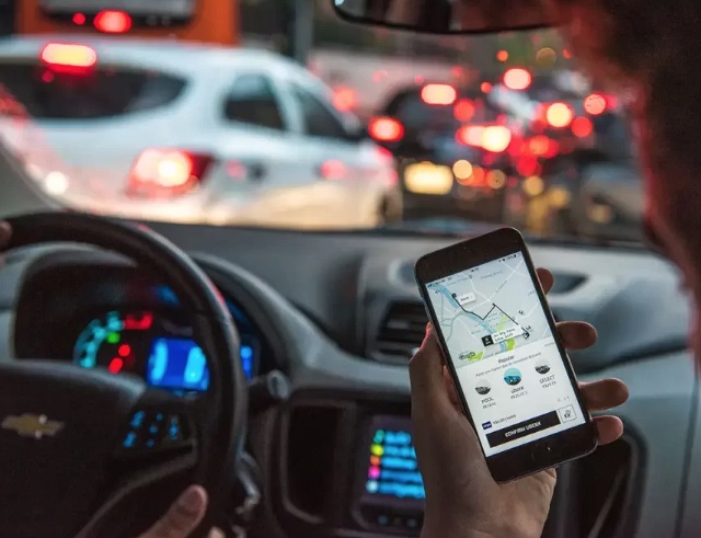 Uber é condenada a indenizar passageira agredida por motorista