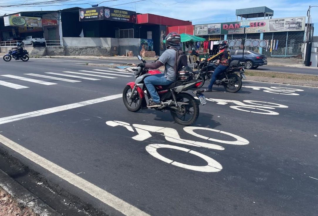 Áreas de espera para motociclistas são instaladas em avenida de Manaus