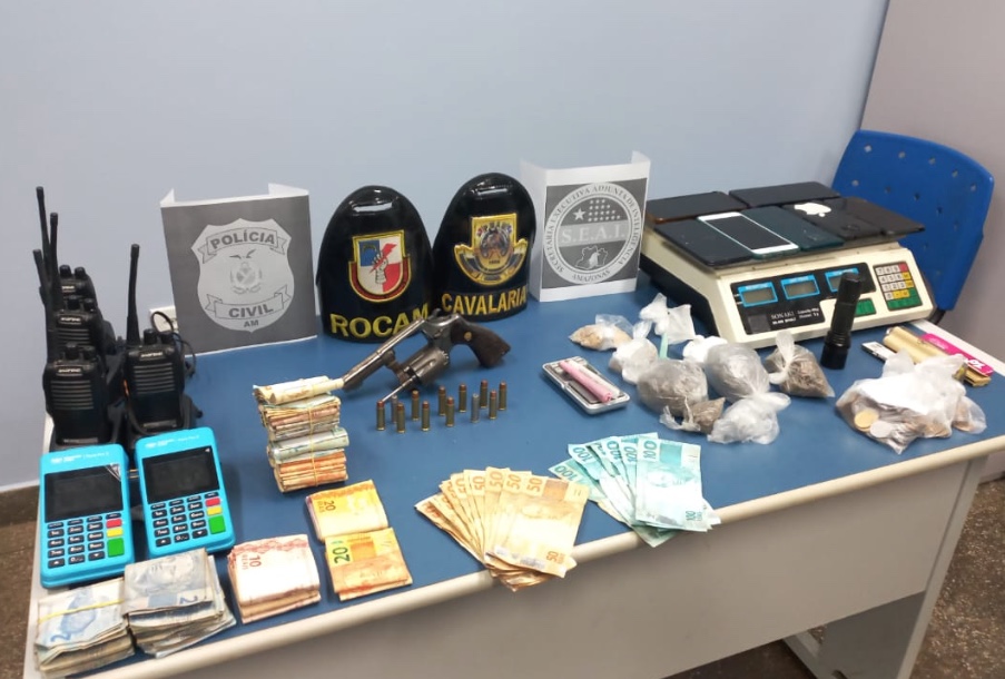 Dupla é presa com armas, drogas e R$ 6 mil em Parintins