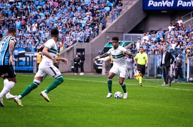 Ambos na zona de rebaixamento, Goiás e Coritiba se enfrentam hoje