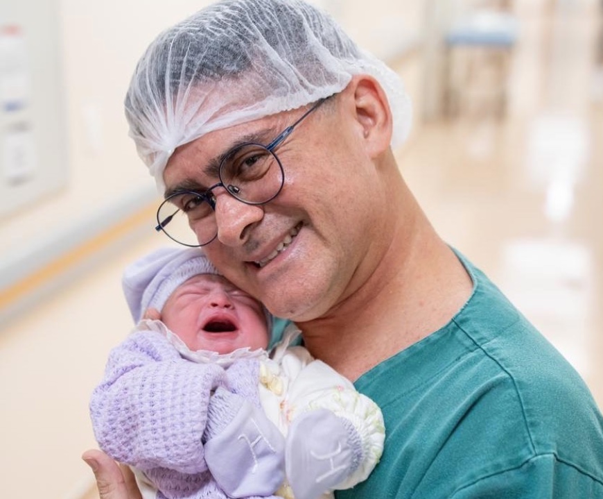 Prefeito de Manaus anuncia nascimento da neta e posta foto