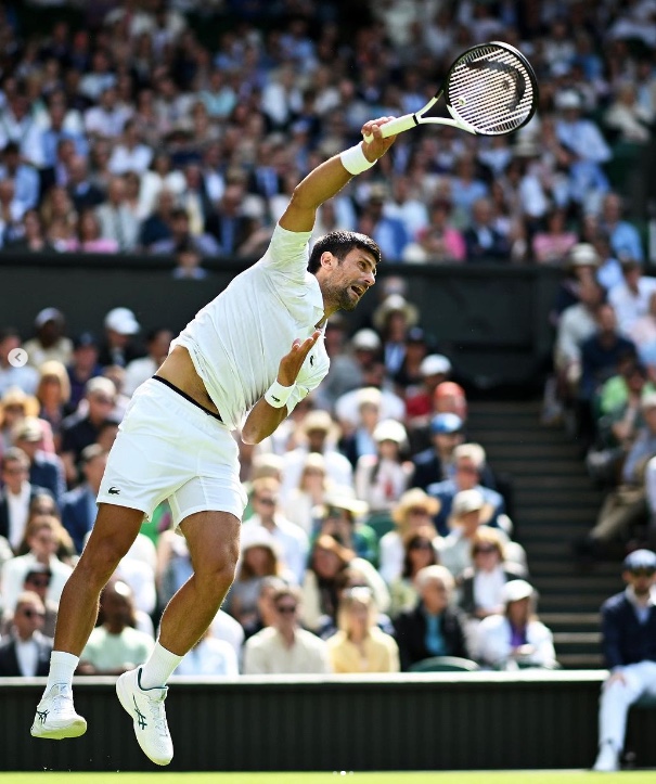 Djokovic supera chuva e bate argentino em Wimbledon