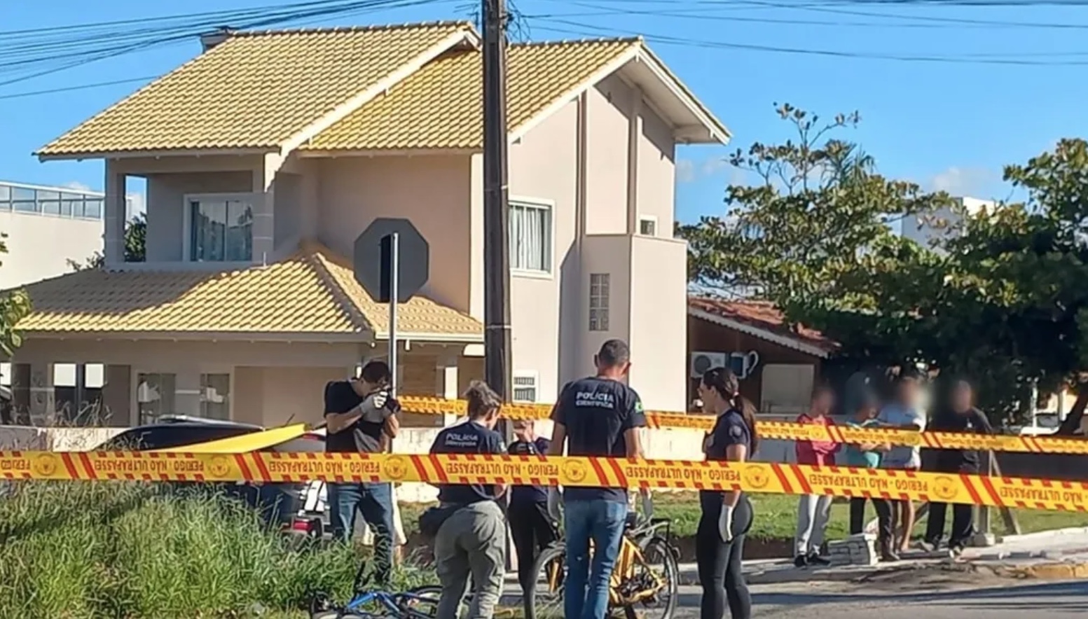 Colisão entre bicicletas deixa idoso morto e menino de 11 anos ferido