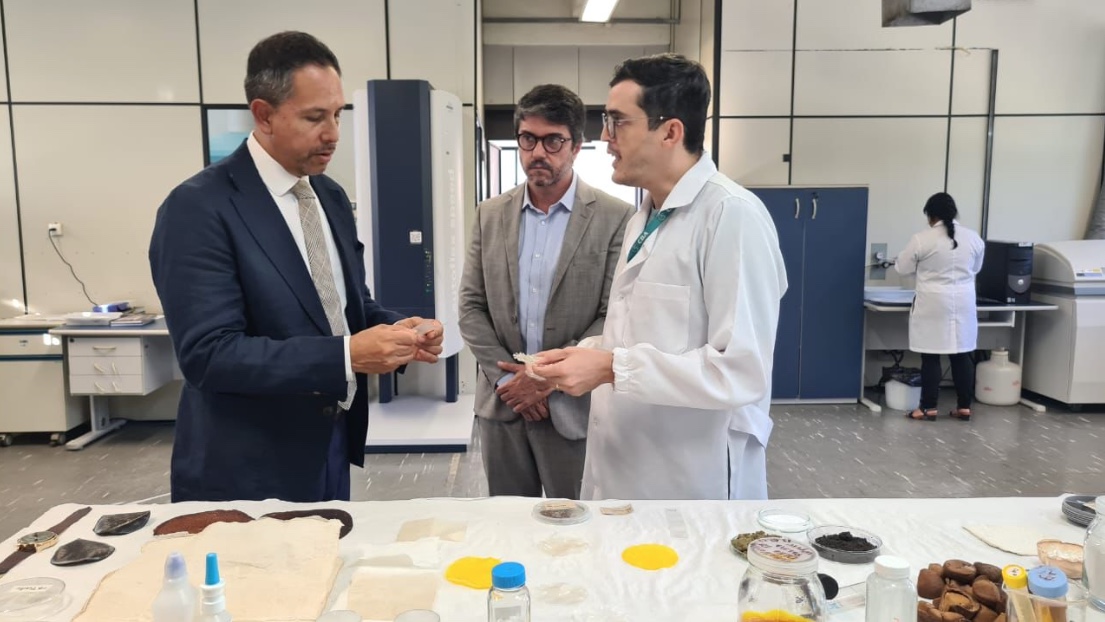 Embaixador do Peru visita CBA e se surpreende com biodiversidade Amazônica