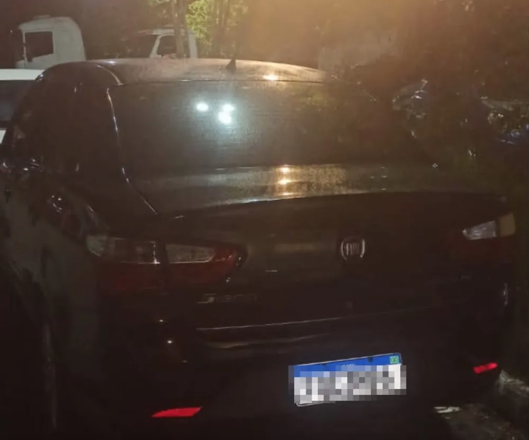 Homens são flagrados desovando corpo em estrada; dupla foi presa