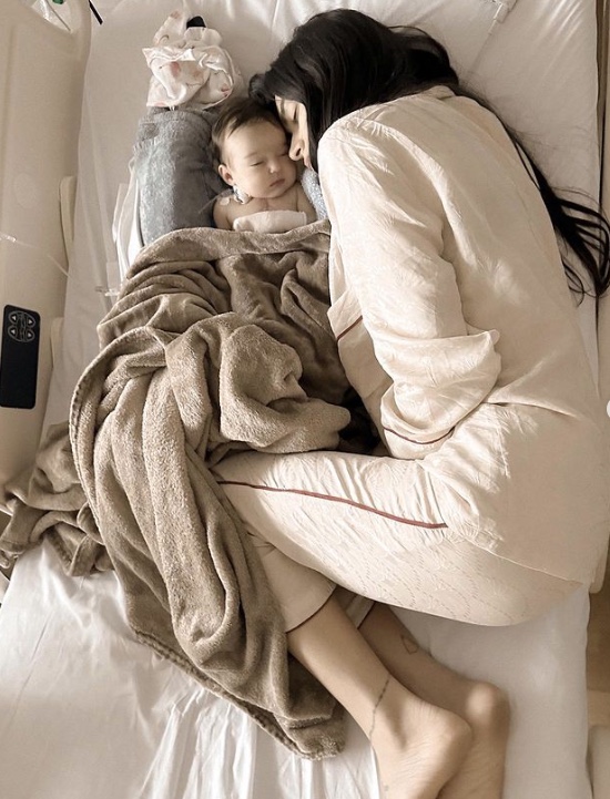 Filha de 2 meses de Thaila Ayla e Renato Góes passa por cirurgia 